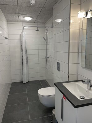 Een haardroger, handdoeken, toiletpapier