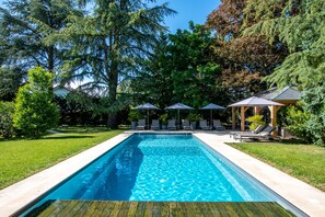 Piscina a l'aire lliure, piscina climatitzada i gandules 