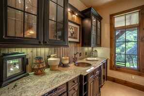 Coffee/tea maker, fridge, microwave, oven - Cresta Court Lodge by Vail Butler (Edwards)