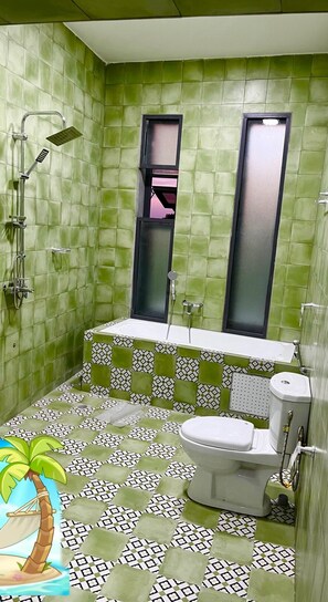 Doccia, asciugamani, carta igienica