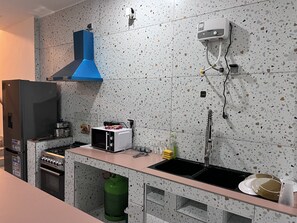 Frigorifero, bollitore elettrico, pentole/stoviglie/utensili