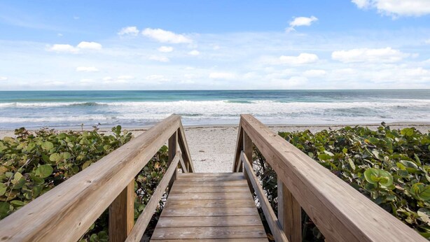 Beach - Sunshine Shores Beach-facing Stunner w/ Sunny PVT Pool, Fairytale BR, Karaoke (Melbourne Beach)