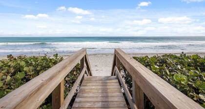 Sunshine Shores Beach-facing Stunner w/ Sunny PVT Pool, Fairytale BR, Karaoke