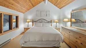 3 bedrooms, iron/ironing board, WiFi (free), bed sheets - Manns Ranch Home by Vail Butler (Vail)
