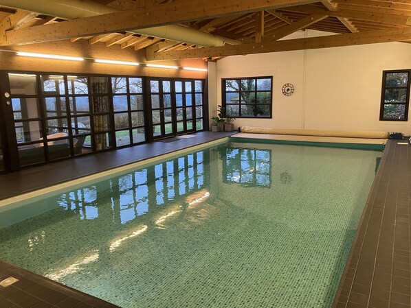 Innendørsbasseng og et oppvarmet basseng