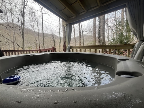 Romantic Creekside Cabin w/hot tub Near Smoky Mountains National Park