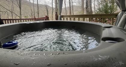Romantic Creekside Cabin w/hot tub Near Smoky Mountains National Park
