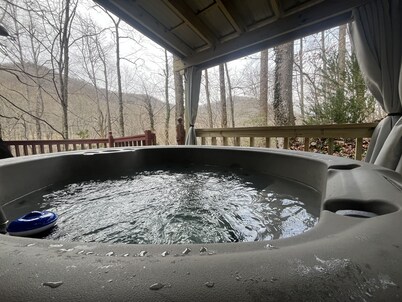 Romantic Creekside Cabin w/hot tub Near Smoky Mountains National Park