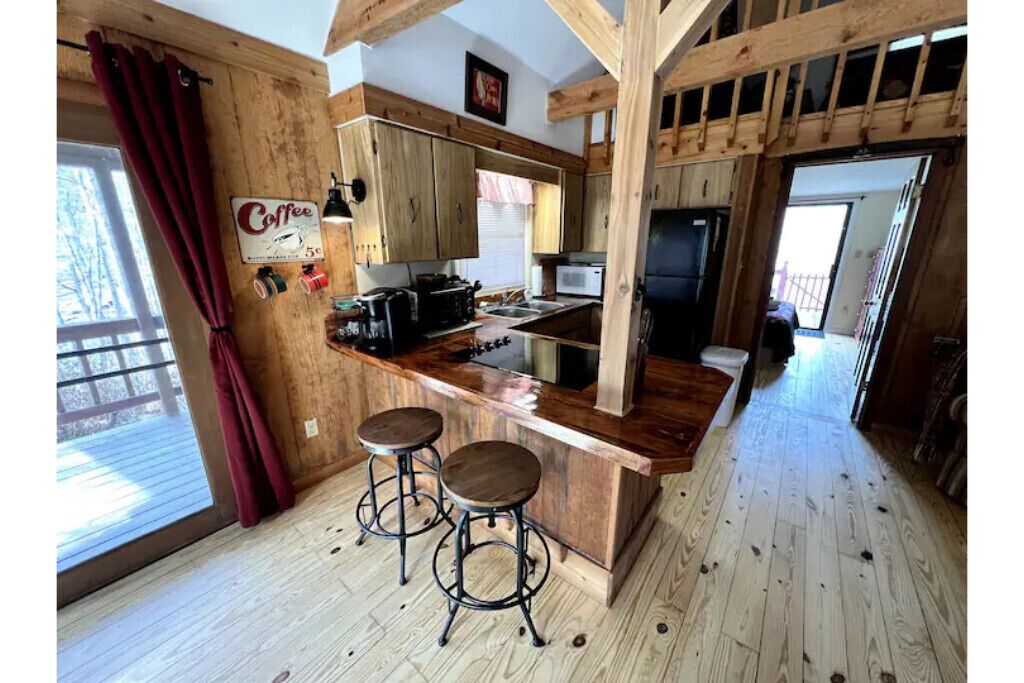 Romantic Creekside Cabin Near Smoky Mountains National Park