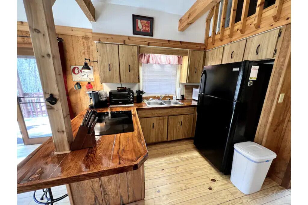 Romantic Creekside Cabin Near Smoky Mountains National Park