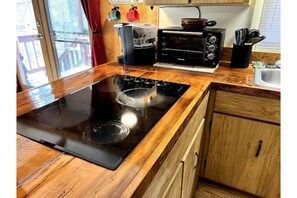 Réfrigérateur, micro-ondes, plaque de cuisson, cafetiÚre/bouilloire