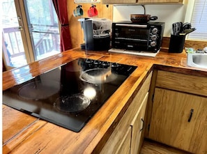 Frigorífico, microondas, placa de cocina y cafetera o tetera