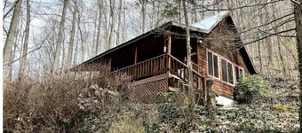 Romantic Creekside Cabin w/hot tub Near Smoky Mountains National Park