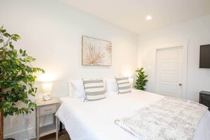 3 室のベッドルーム、アイロン / アイロン台、WiFi (無料)、ベッドシーツ