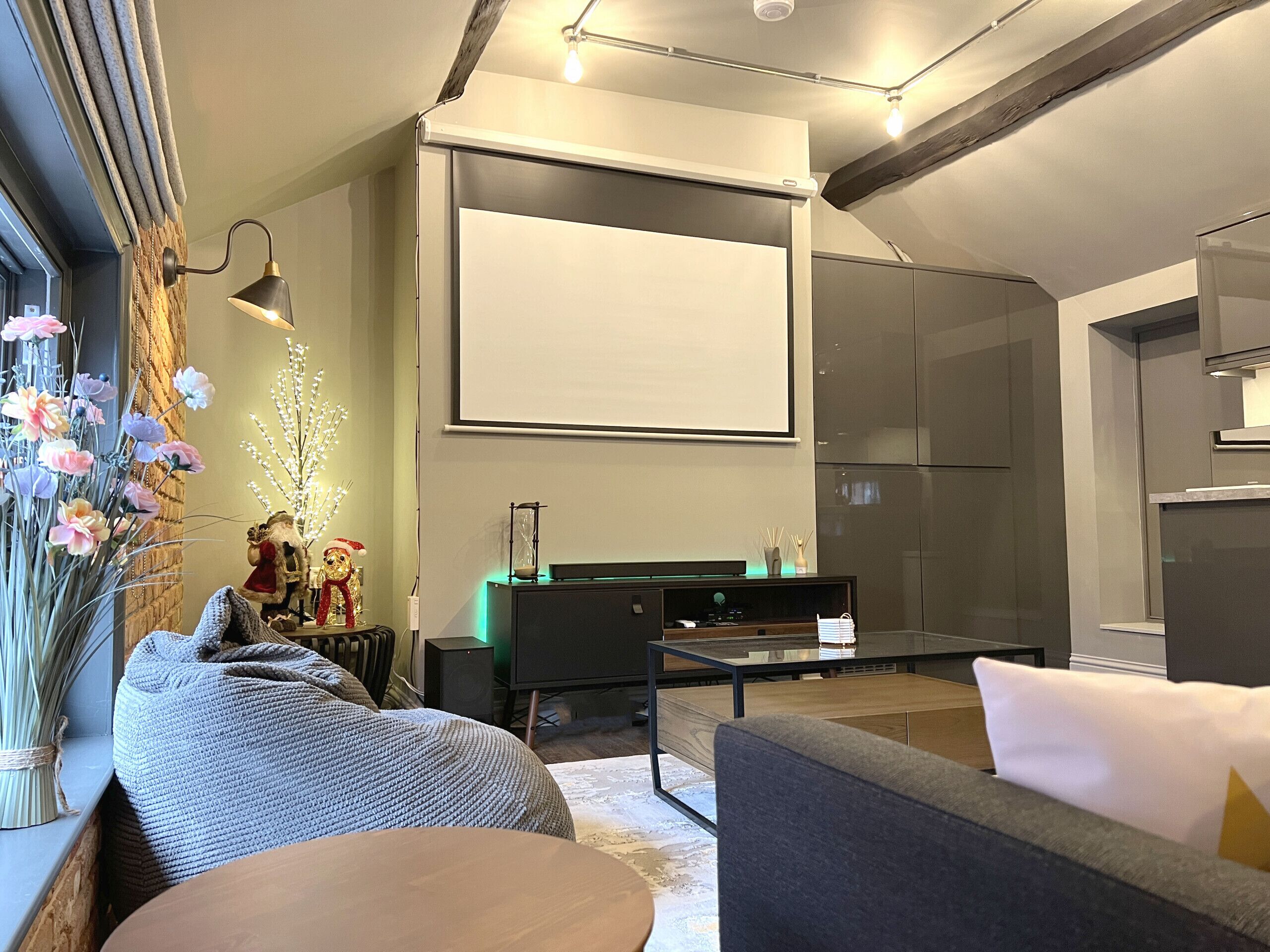 ★ Silver Forge Penthouse - Two Bed - 4K Projector - Snug Room - Luxury Apartment