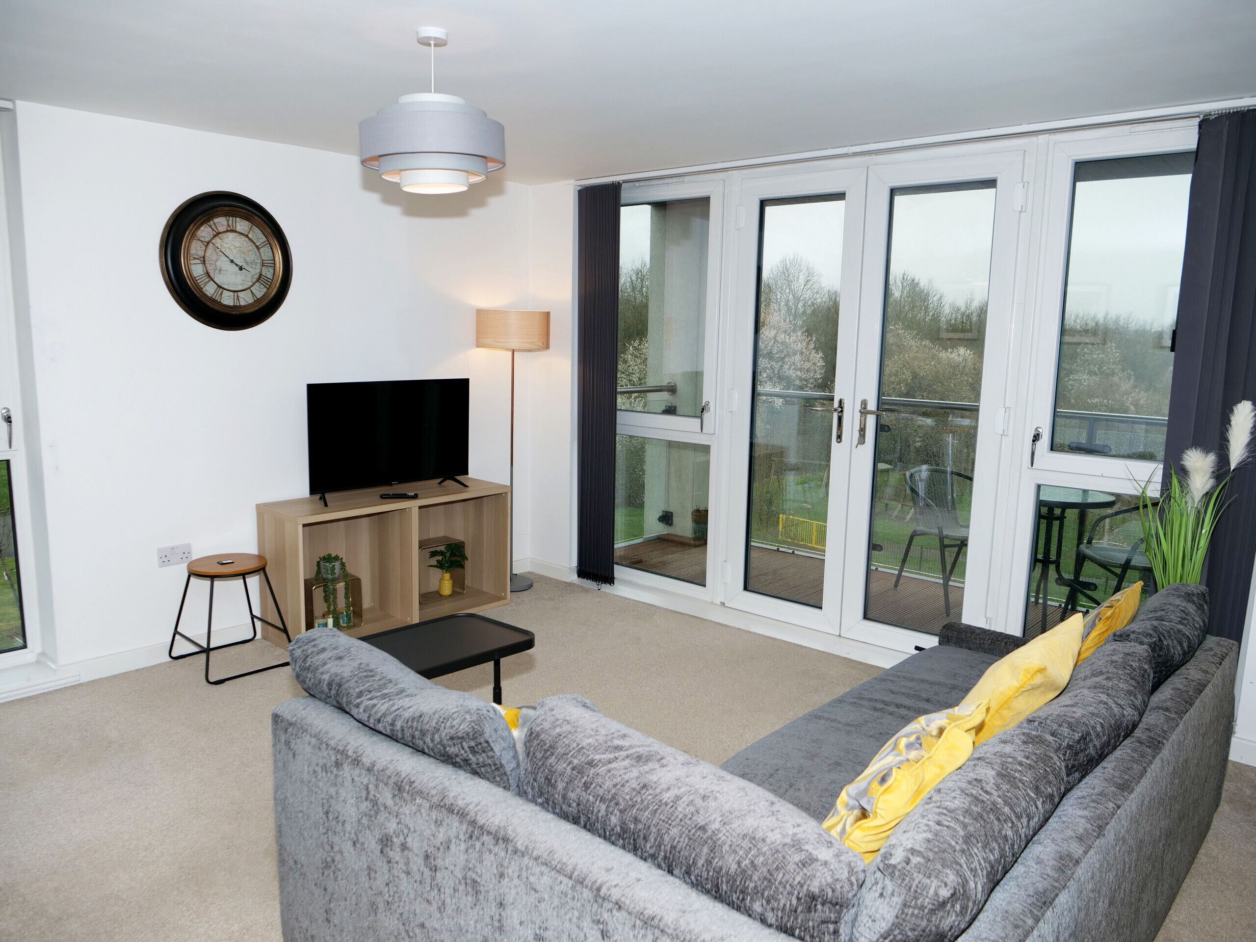 ★ Stylish Central MK Apartment - Two Bedroom - En Suite - Balcony