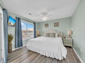 3 slaapkamers, een strijkplank/strijkijzer, gratis wifi, beddengoed