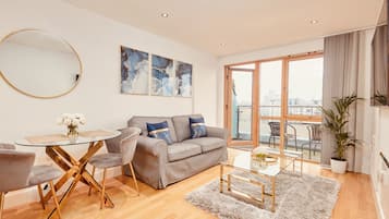 Deluxe Apartment, Private Bathroom, River View | Lounge