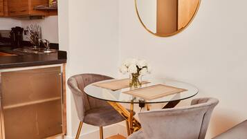 Deluxe Apartment, Private Bathroom, River View | Lounge