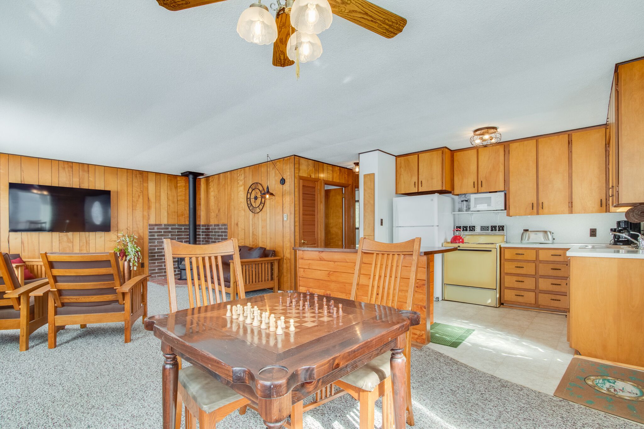 Waterfront on 5 Lakes, Clean+Quiet, Fireplace, Full kitchen, WIFI, Laundry, ROKU