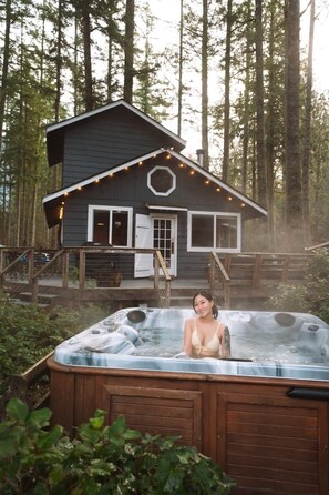 Outdoor spa tub - Main · Amos Cabin - Iconic Riverfront Cabin (Index)