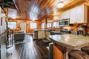 Fridge, microwave, oven, stovetop - Main · Amos Cabin - Iconic Riverfront Cabin (Index)