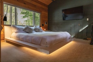 Desk, iron/ironing board, WiFi, bed sheets