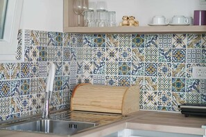 Réfrigérateur, four, cafetière/bouilloire