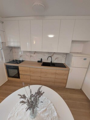 Fridge, oven, coffee/tea maker, cookware/dishes/utensils