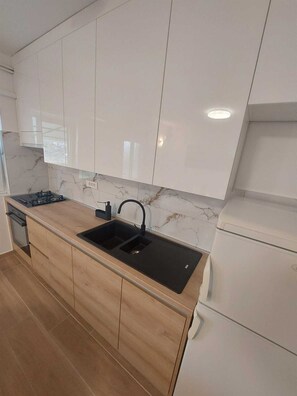 Kjøleskap, ovn, kaffetrakter/tekoker og kjøkkenutstyr