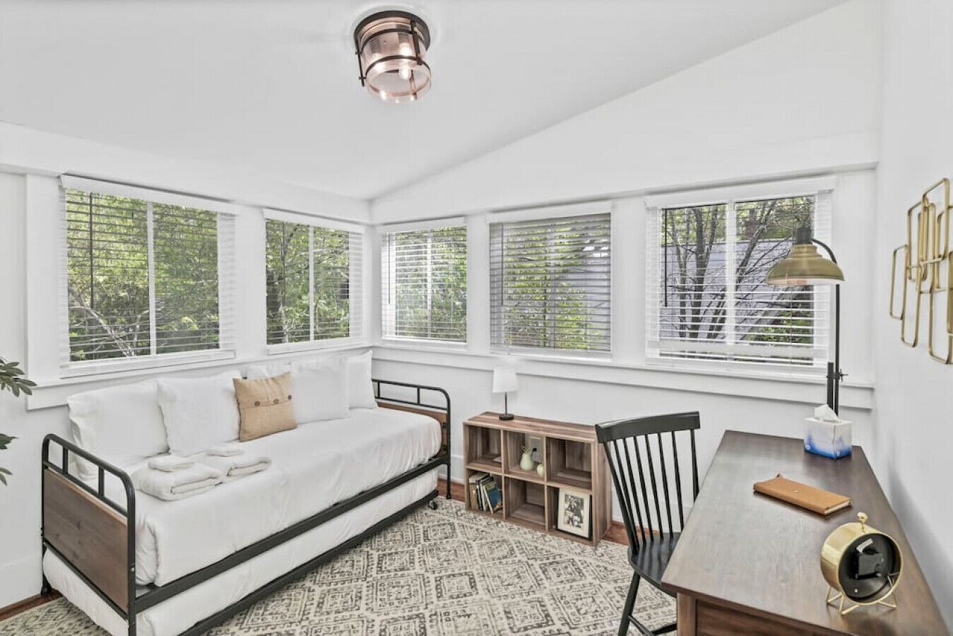 3 chambres, bureau, fer et planche à repasser, lit parapluie