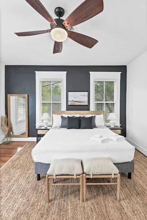 3 habitaciones, escritorio y tabla de planchar con plancha 