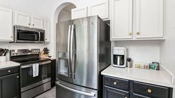 Een koelkast, een magnetron, een oven, een kookplaat