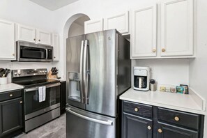 Een koelkast, een magnetron, een oven, een kookplaat