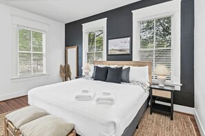 3 slaapkamers, een bureau, een strijkplank/strijkijzer, reisbedje