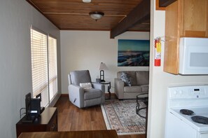 Interior - ARCATA ONE BEDROOM- stay near and downtown CalPoly Humboldt - a 13-min stroll (Arcata)