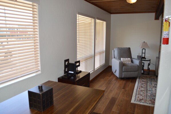 Interior - ARCATA ONE BEDROOM- stay near and downtown CalPoly Humboldt - a 13-min stroll (Arcata)
