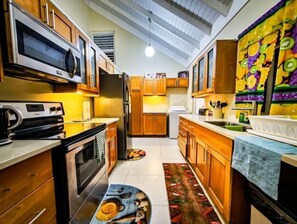 ثلاجة، ميكروويف، فرن، موقد طهي مسطح