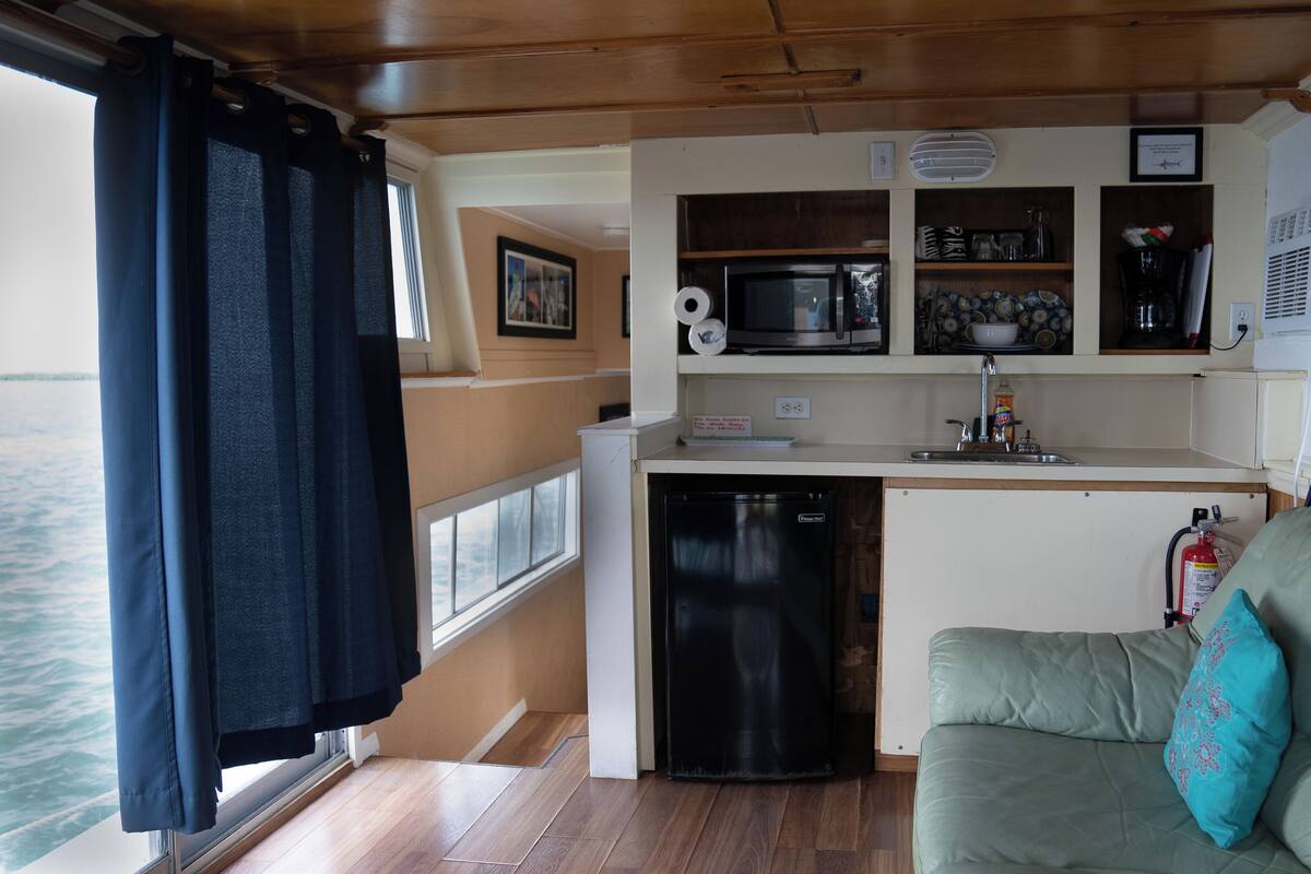 Standard Room, 1 Bedroom, Non Smoking, Private Bathroom (Sailfish Houseboat) | 1 bilik tidur, katil lipat simpan percuma, Wi-fi percuma 