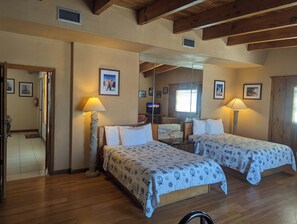 Camera Standard, 1 camera da letto, non fumatori, bagno privato (Pent House South) | 1 camera, con stile personalizzato, letti aggiuntivi gratuiti