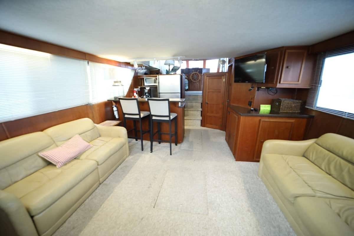 Chambre Standard, 2 chambres, non-fumeurs, salle de bains privée (Lucky Lady Houseboat) | Coin séjour | Télévision à écran plat de 32 pouces avec chaînes par câble