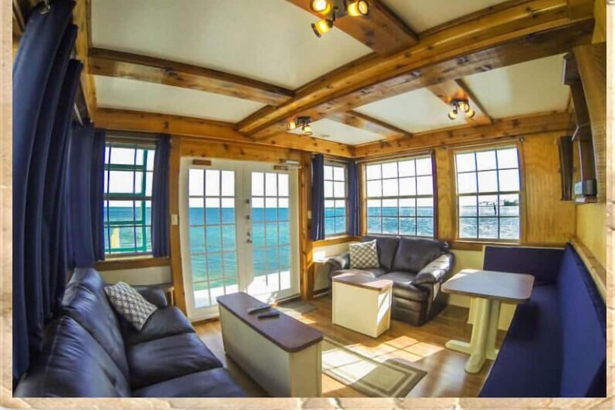 Standard Room, 2 Bedrooms, Non Smoking, Private Bathroom (Mama Linda Houseboat) | Ruang tamu | 32 inci televisyen skrin rata dengan kabel 