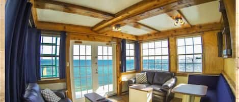 Standardrum - 2 sovrum - icke-rökare - privat badrum (Mama Linda Houseboat) | Vardagsrum | 32-tums platt-tv med kabelkanaler