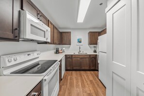 Kjøleskap, mikrobølgeovn, ovn og kokeplater