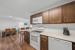 Køleskab, mikrobølgeovn, ovn, kogeplade