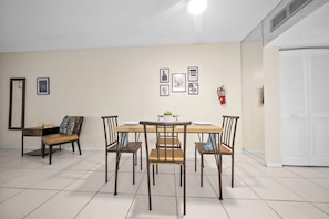 Superior 1-Bedroom King w/ Kitchen & Sofa Bed | In-room dining