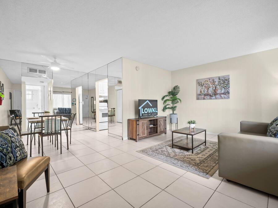 Apartamento luxo | Área de estar | TV LCD 42 polegadas com canais digitais, TV, Netflix