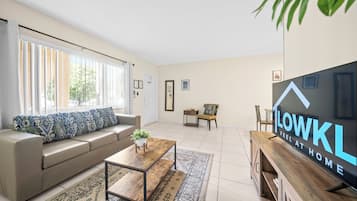 Apartamento Deluxe | Zona de estar | Una televisión LCD, Netflix, Hulu, servicios de streaming