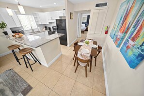 Deluxe 1-Bedroom King  w/ Kitchen & Sofa Bed | In-room dining