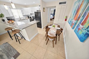 Deluxe 1-Bedroom King  w/ Kitchen & Sofa Bed | In-room dining
